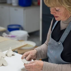 Pentik Taidekeramiikka^Leinikki Studio Kukkaveistos Valkoinen