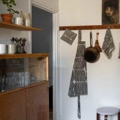 Pentik Keittiötekstiilit^Vilja Esiliina Puuvilla-Pellava Musta