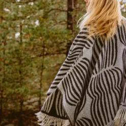 Pentik Asusteet^Vilja Villaponcho Musta